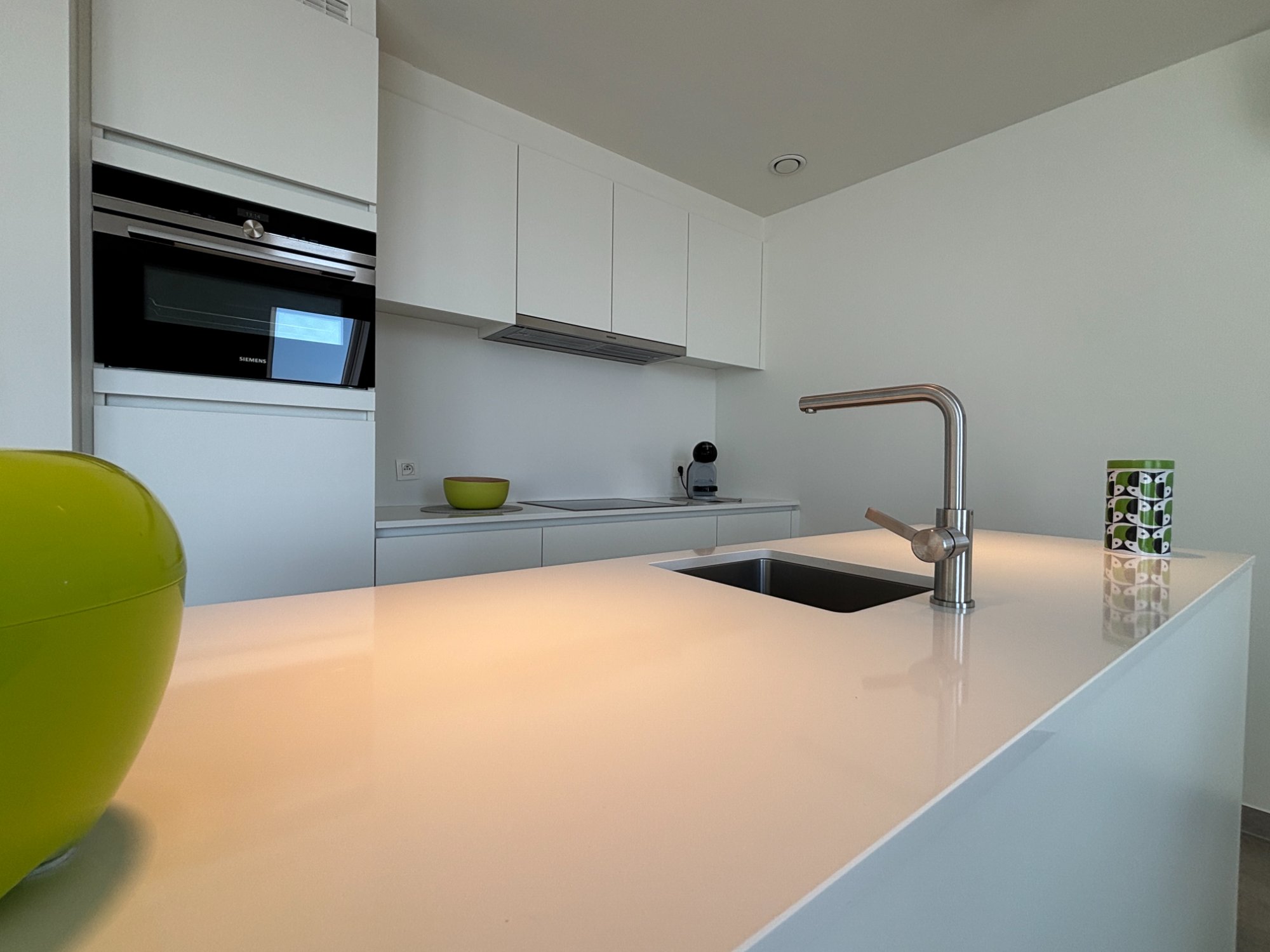 Open keuken met uitzicht op living